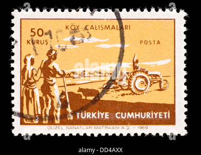 Briefmarke aus der Türkei, Ackerbau und andere landwirtschaftliche Fortschritt darstellen. Stockfoto