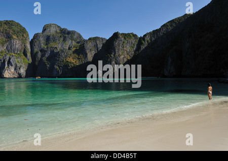 Auf der Suche nach Leonardo - Frau Maya Bay auf Phi Phi Inseln, Thailand zu bewundern. Dieser wurde der Film "The Beach" gedreht. Stockfoto