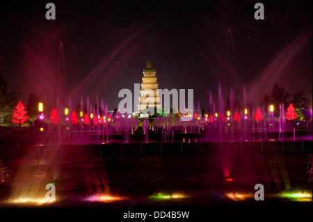 Beleuchtete Wassershow bei 1300 Jahre alte große Wildgans-Pagode in Xian, China Stockfoto