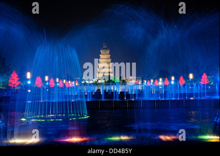 Beleuchtete Wassershow bei 1300 Jahre alte große Wildgans-Pagode in Xian, China Stockfoto