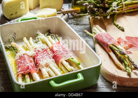 Zubereitung Spargel mit Schinken und Käse Stockfoto