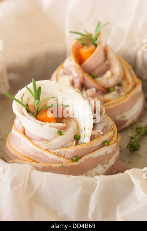 Speck und Schinken eingehülltes Huhn Rösten Zinn Stockfoto