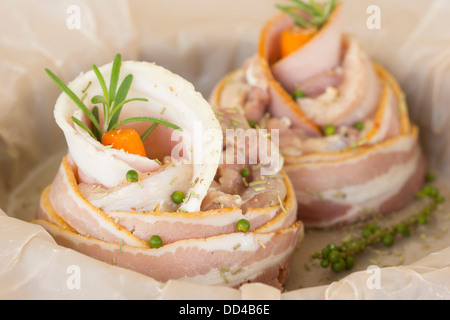 Knochenloses Huhn eingewickelt in Speck n Schinken Stockfoto