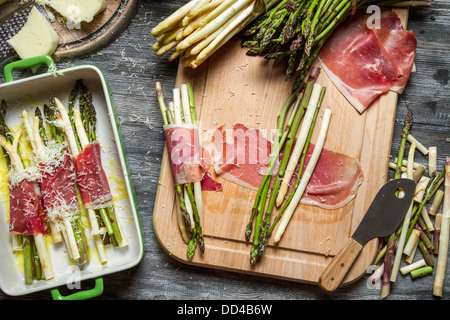Spargel in Schinken gerollt und mit Käse überbacken Stockfoto