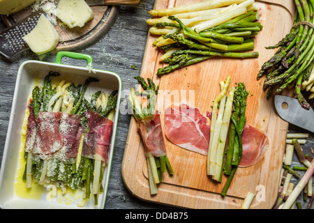 Spargel in Schinken und Käse gerollt Stockfoto