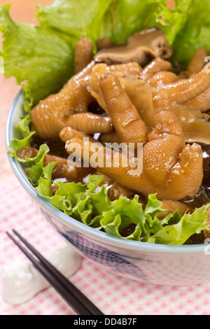 Geschmorte Hühnerfüsse w Shiitake-Pilze Stockfoto