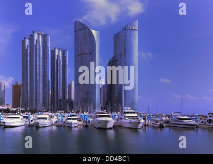 Yacht Club und Centum City-Hochhaus in Busan, Südkorea. Stockfoto