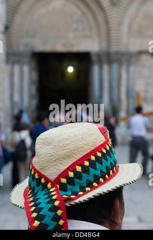 Pilger mit einem südamerikanischen Hut. Heiliges Grab-Hof. Altstadt von Jerusalem. Israel. Stockfoto