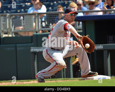 Kansas City, Missouri, USA. 25. August 2013. 25. August 2013: Washington Nationals erster Basisspieler Adam LaRoche (25) fängt ein out während ein MLB-Spiel zwischen den Washington Nationals und die Kansas City Royals im Kauffman Stadium in Kansas City, Missouri Die Royals gewann, 6-4. Bildnachweis: Csm/Alamy Live-Nachrichten Stockfoto