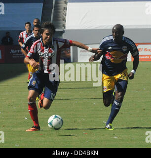 Carson, Kalifornien, u. 25. August 2013. Major League Soccer MLS ERICK TORRESis auf seinem Weg, sein zweite Tor des Spiels erzielte, als New York Red Bull Verteidiger IBRAHIM SEKAGYA Jagd gibt. Chivas USA schlagen New York Red Bulls, 01:57 am StubHub Center, Carson, Kalifornien, USA, 25. August 2013. Bildnachweis: Scott Mitchell/ZUMAPRESS.com/Alamy Live-Nachrichten Stockfoto