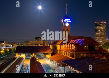 Union Bahnhof in Portland, Oregon mit einem Vollmond oben Stockfoto