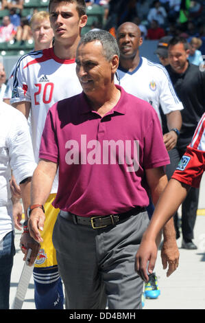 Carson, Kalifornien, USA. 25. August 2013. Major League Soccer MLS Chivas USA Trainer JOSE LUIS REAL betreten des Stadions mit seinem Team vor dem Spiel als Chivas USA fuhr fort, die um New York Red Bulls, 3: 2 in der Mitte StubHub, Carson, Kalifornien, USA, 25. August 2013 zu besiegen. Bildnachweis: Scott Mitchell/ZUMAPRESS.com/Alamy Live-Nachrichten Stockfoto