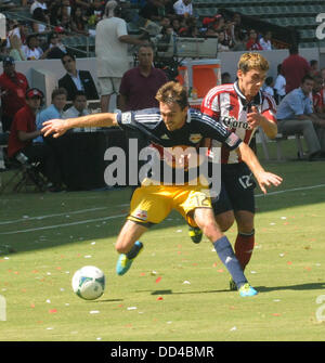 Carson, Kalifornien, USA. 25. August 2013. Major League Soccer MLS Chivas USA Verteidiger MARCO DELGADO Herausforderungen New York Red Bull ERIC ALEXANDER entlang der Seitenlinie in der ersten Hälfte des Spiels als Chivas USA vorwärts fuhr fort, um die New York Red Bulls, 3: 2 in der Mitte StubHub, Carson, Kalifornien, USA, 25. August 2013 zu schlagen. Bildnachweis: Scott Mitchell/ZUMAPRESS.com/Alamy Live-Nachrichten Stockfoto