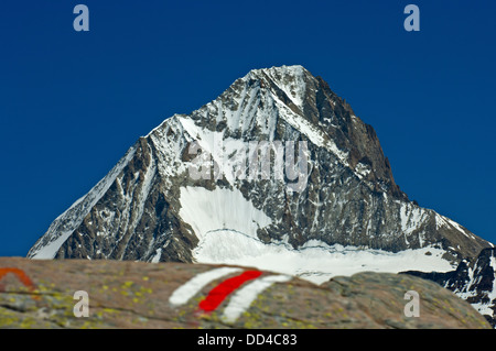 Weiß-rot-weiße Markierung von einem Wanderweg, Mt Bietschhorn hinter, Lötschental, Wallis, Schweiz Stockfoto