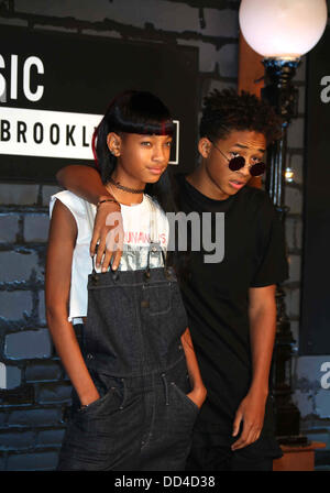 Brooklyn, New York, USA. 25. August 2013. US-Sänger und Schauspieler Willow Smith und Jaden Smith kommt auf dem roten Teppich für die MTV Video Music Awards im Barclays Center in Brooklyn, New York, USA, 25. August 2013. Foto: Hubert Boesl/Dpa/Alamy Live News Stockfoto