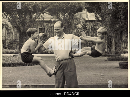 Foto Ak Erbgroßherzog Georg Donatus von Hessen Mit Beiden Söhnen; Stockfoto