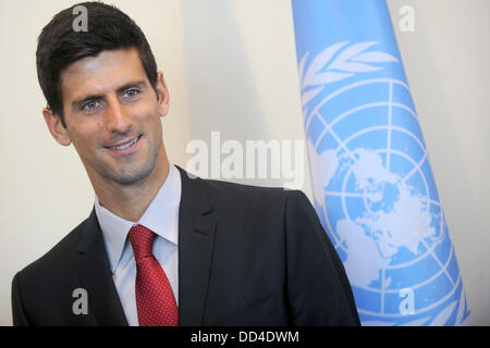 Serbischer Tennisspieler Novak Djokovic posieren für ein Foto am Sitz Vereinten Nationen in New York, 23. August 2013. Djokovic ging eine Besprechung Entwurf eine Entschließung für "Sport für Frieden Entwicklung" Stockfoto