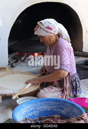 Herstellung von traditionellen türkischen Brot Stockfoto