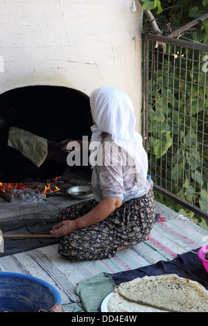 Herstellung von traditionellen türkischen Brot Stockfoto