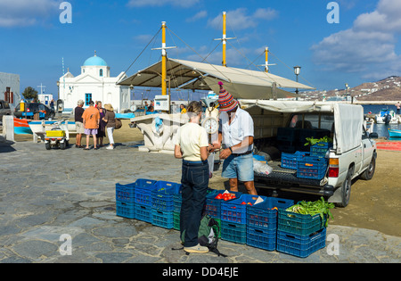 Griechenland, Mykonos Chora, Straßenverkäufer von Gemüse im Hafengebiet Stockfoto