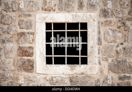 Alten Stein Gefängnismauer mit Metall Fenstergitter Stockfoto
