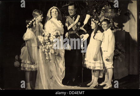 AK Königin Juliana Mit Prinz Bernhard, Hochzeitskleid, Kinder;