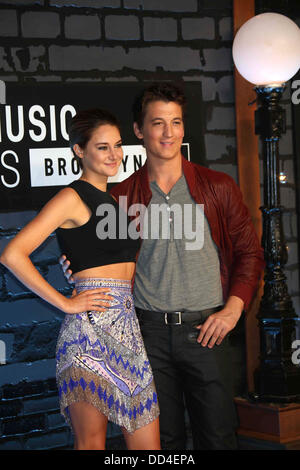 Brooklyn, New York, USA. 25. August 2013. US Schauspieler Shailene Woodley und Miles Teller kommen auf dem roten Teppich für die MTV Video Music Awards im Barclays Center in Brooklyn, New York, USA, 25. August 2013. Foto: Hubert Boesl/Dpa/Alamy Live News Stockfoto