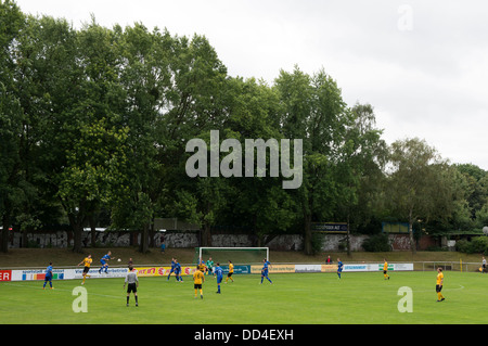 TuRU 1880 Düsseldorf (blaue Hemden) spielen zu Hause gegen SV Ho-Ni Stockfoto