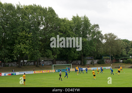 TuRU 1880 Düsseldorf (blaue Hemden) spielen gegen SV Ho-Nie Stockfoto