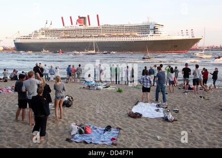 Hamburg, Deutschland. 24. August 2013. Menschen säumen das Ufer zu sehen der britischen Cunard-Kreuzfahrtschiff Queen Mary 2 als sie der Hafen Hamburg, Deutschland am 24. August 2013 geht. Foto: Bodo Marks/Dpa/Alamy Live News Stockfoto