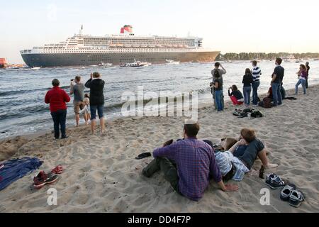 Hamburg, Deutschland. 24. August 2013. Menschen säumen das Ufer zu sehen der britischen Cunard-Kreuzfahrtschiff Queen Mary 2 als sie der Hafen Hamburg, Deutschland am 24. August 2013 geht. Foto: Bodo Marks/Dpa/Alamy Live News Stockfoto