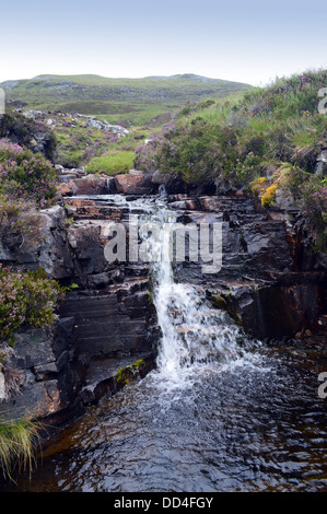 Kleiner Wasserfall fließt nach unten ins Loch von der schottischen Berge schottischen Berge Beinn Enaiglair (ein Corbett) nach Hause. Stockfoto