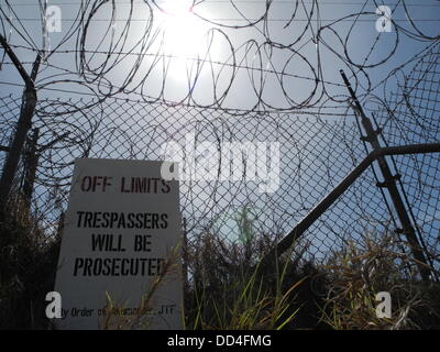 Ein No Trespassing Schild hängt an einen Zaun von der geschlossenen Gefangenenlager "Camp x-ray" in Guantanamo Bay, Kuba, 22. August 2013. Es gibt noch Dinge, die in das Gefangenenlager Guantanamo Bay, das hinter verschlossenen Türen bleiben sollten. Aber während Männer noch in Ketten, der Terror ist längst gewichen Routine. Foto: Johannes Schmitt-Tegge Stockfoto