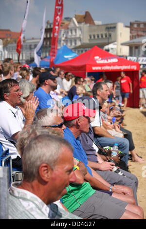 Margate, Großbritannien. 25. August 2013. Zuschauer beim Finale - England-Beach-Volleyball Tour 2013 bei Margate wichtigsten Sands, Margate, Kent, England Credit: Grant Burton/Alamy Live-Nachrichten Stockfoto