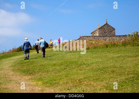 St Ives Insel Fischers Kapelle Cornwall. Touristen zu Fuß den Hügel hinauf zur St.-Nikolaus-Kapelle Stockfoto