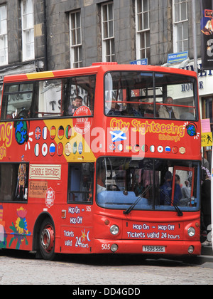 Rote Doppeldecker Sightseeing Touristenbus, Lawnmarket, die Royal Mile, Edinburgh, Schottland, UK Stockfoto