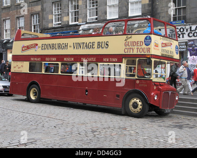 Vintage Routemaster Doppeldecker Edinburgh Tour Bus, Lawnmarket, die Royal Mile, Edinburgh, Schottland, UK Stockfoto