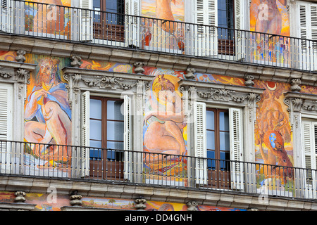 Kreativ bemalte Fassade des Gebäudes im Inneren Plaza Major, Madrid Stockfoto