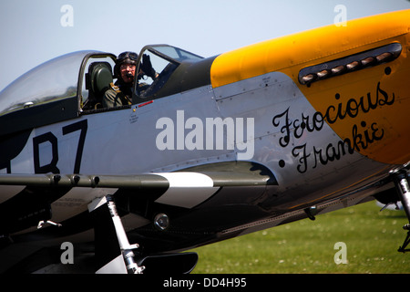 P51 uns WW11 Kämpfer auf dem Display an Duxford Classic Wings Air anzeigen Stockfoto