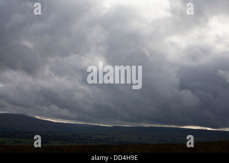 Gewitterwolken übergehen Wensleydale an einem Herbstabend aus in der Nähe von Bolton Castle Yorkshire Dales England Stockfoto