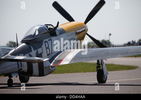 P51 uns WW11 Kämpfer auf dem Display an Duxford Classic Wings Air anzeigen Stockfoto