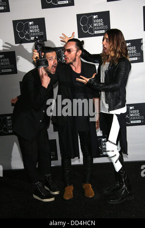 Brooklyn, New York, USA. 25. August 2013. US-Musikern Tomislav Milicevic (l-R), Shannon Leto und Jared Leto, Mitglieder der Band 30 Seconds to Mars, stellen im Presseraum der MTV Video Music Awards im Barclays Center in Brooklyn, New York, USA, 25. August 2013. Foto: Hubert Boesl/Dpa/Alamy Live News Stockfoto