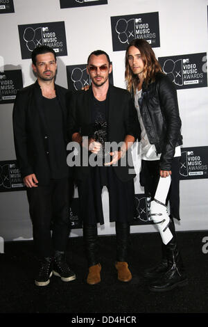 Brooklyn, New York, USA. 25. August 2013. US-Musikern Tomislav Milicevic (l-R), Shannon Leto und Jared Leto, Mitglieder der Band 30 Seconds to Mars, stellen im Presseraum der MTV Video Music Awards im Barclays Center in Brooklyn, New York, USA, 25. August 2013. Foto: Hubert Boesl/Dpa/Alamy Live News Stockfoto