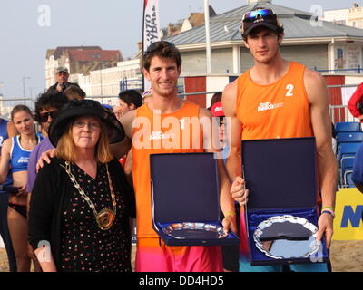 Margate, Großbritannien. 25. August 2013. Gewinner des Herren Volleyball England Beach Tour 2013 - Jack Garbe/Chris Gregorypresented von Cllr K Dark abgehaltenen Margate Main Sands, Margate, Kent, England Credit: Grant Burton/Alamy Live News Stockfoto