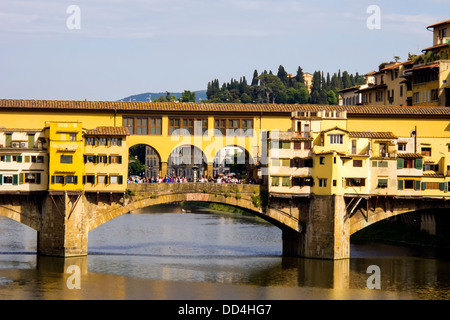 Die berühmte Ponte Vecchio ist eine der Hauptattraktionen in Florenz Italien Stockfoto