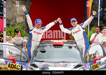 Polnische Rallye-Fahrer Robert Kubica (R) und sein Co-Pilot Maciej Baran jubeln nach dem Sieg der WRC2-Veranstaltung der ADAC Deutschland Rallye (Rallye Deutschland) von den von der FIA Rallye-Weltmeisterschaft in der Nähe von Trier, Deutschland, 25. August 2013. Foto: THOMAS FREY Stockfoto