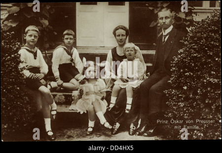 AK Prinz Oskar von Preußen Mit Familie Im Garten; Stockfoto