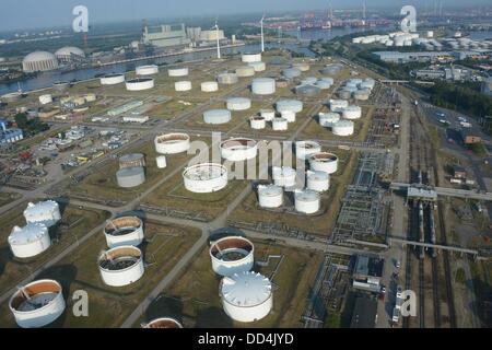 Eine Shell-Raffinerie mit riesigen Öltanks befindet sich auf der Prämisse ist in Hamburg-Harburg im Hafen von Hamburg, Deutschland, 22. August 2013 abgebildet. Foto: Marcus Brandt/dpa Stockfoto