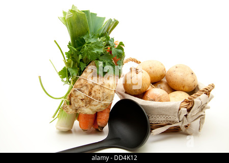 Frische Suppengemüse mit Suppe Kelle Stockfoto