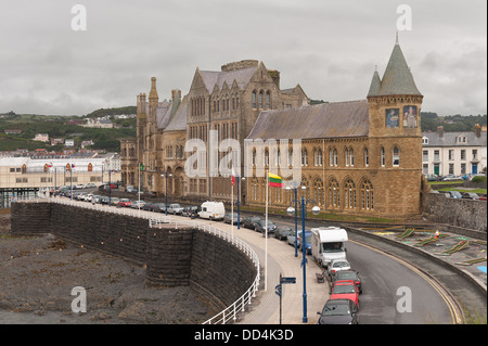 Aberystwyth University alten College Gebäude an bewölkten Tag stand groß und stark gegen stumpf Stimmungsvoller Himmel Stockfoto